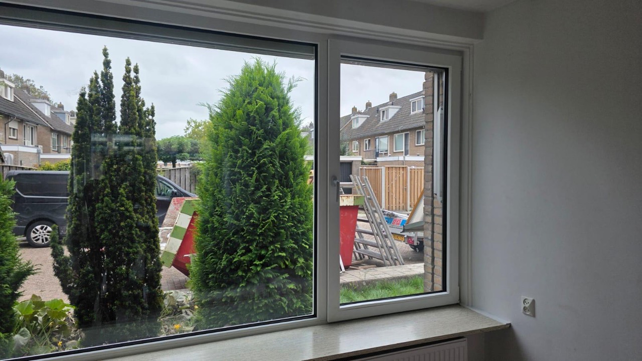 Witte kozijnen met afgewerkte aansluitingen op de wand.