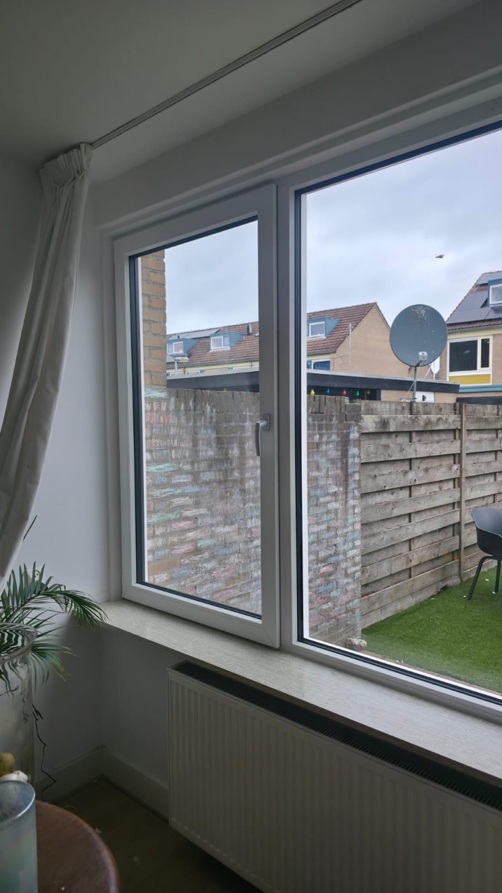 Nieuw wit kozijn met nette hoekprofielen boven een behouden vensterbank