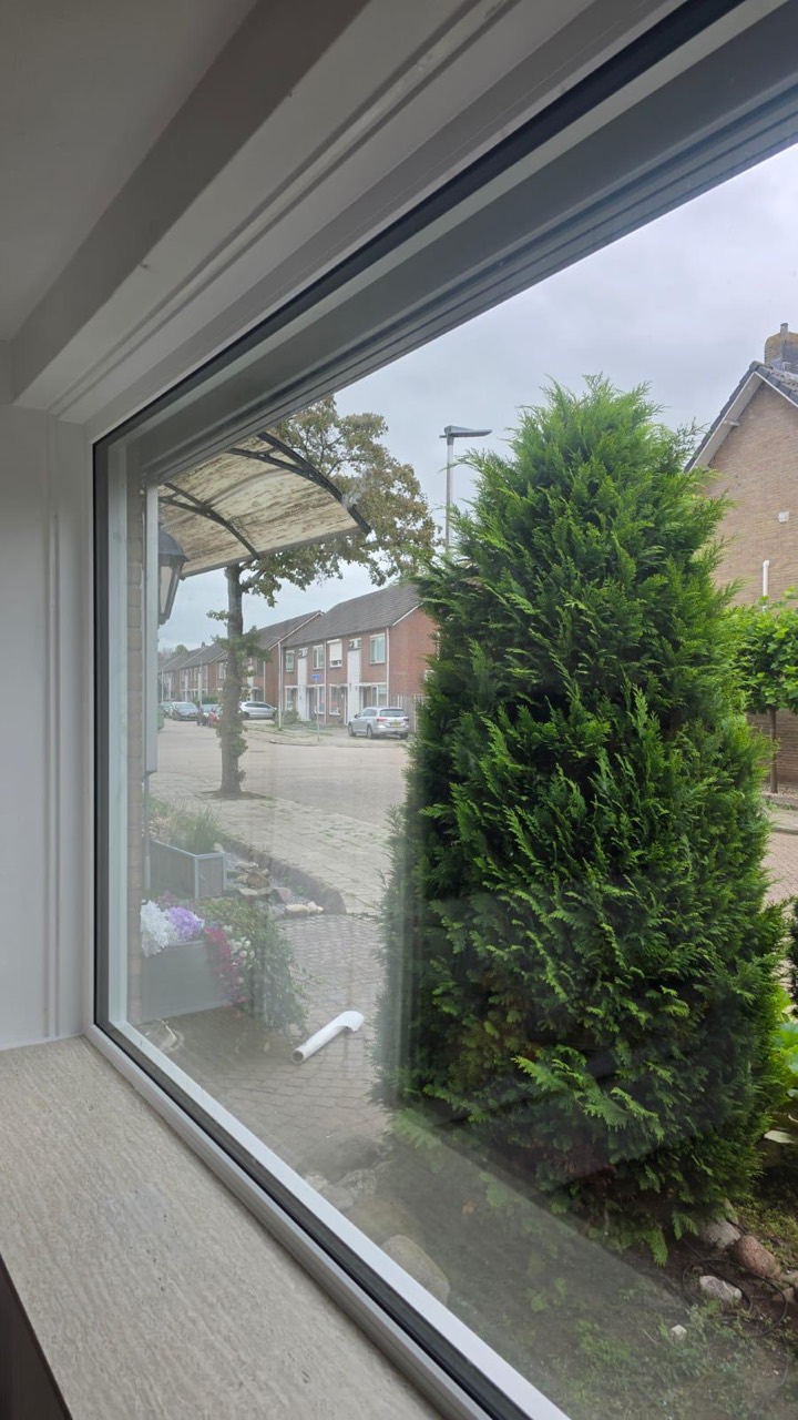 Witte hoekprofielen langs de bovenzijde en zijkant.
