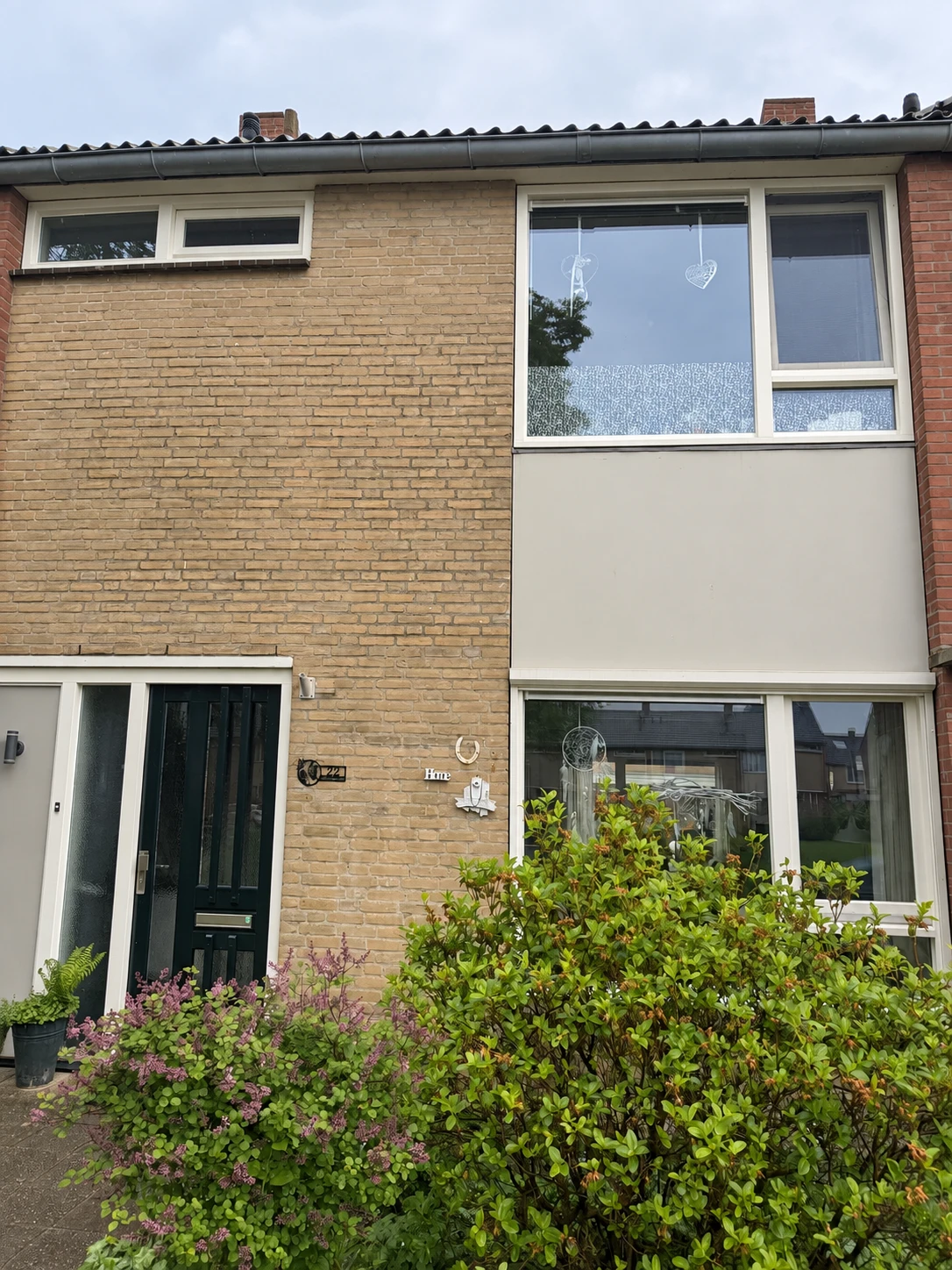 Referentiebeeld vóór: lichte kozijnen en gevelinvulling, huisnummer 22