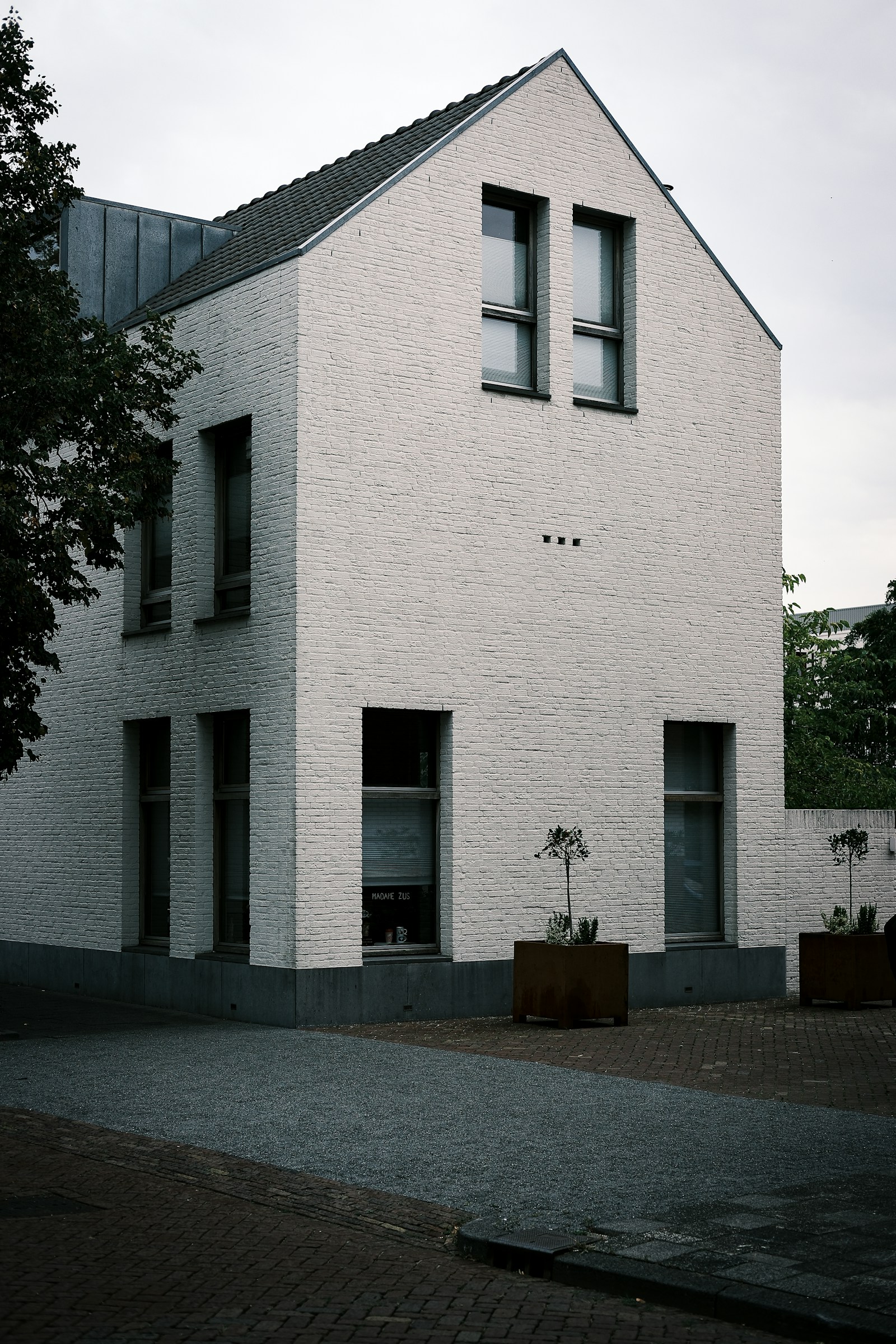 Architectonisch sfeerbeeld van een lichte woning met donkere kozijnen