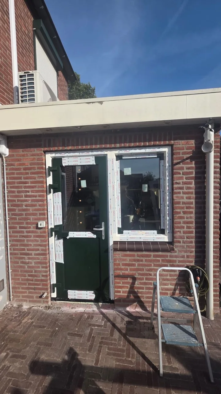 De nieuwe achterdeur tijdens montage