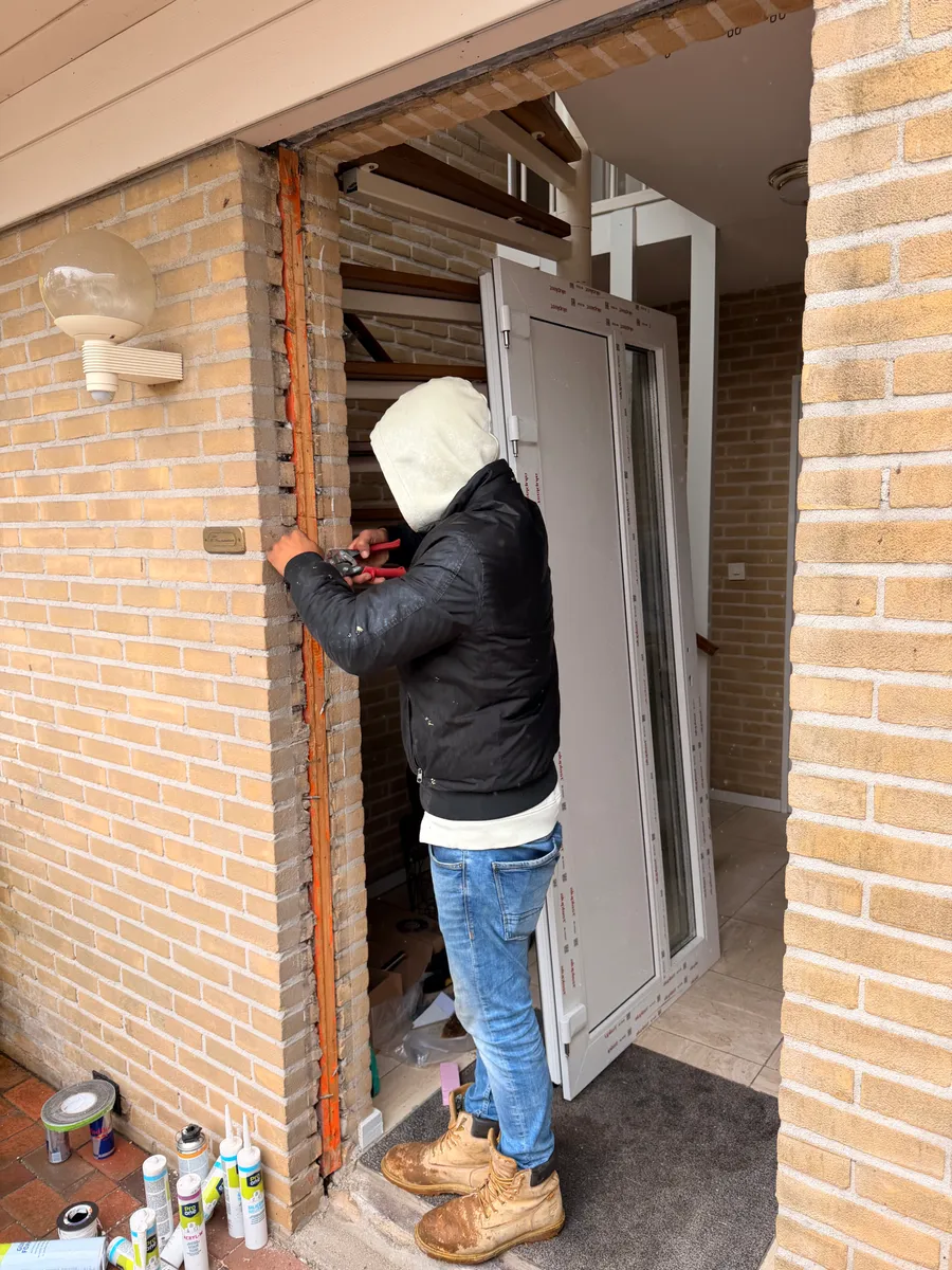 Voorbereiden van de bestaande deuropening.